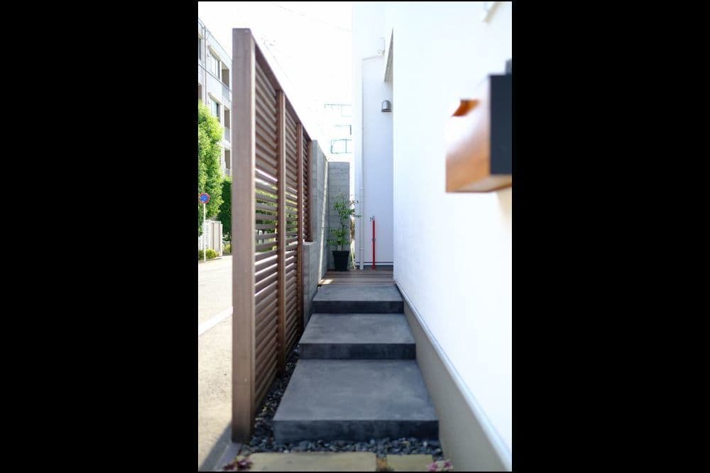 路地を思わせるアプローチ