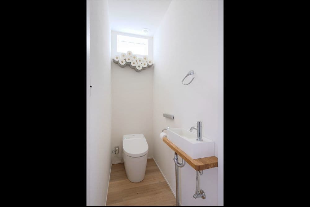 タンクレストイレでシンプルなトイレ空間