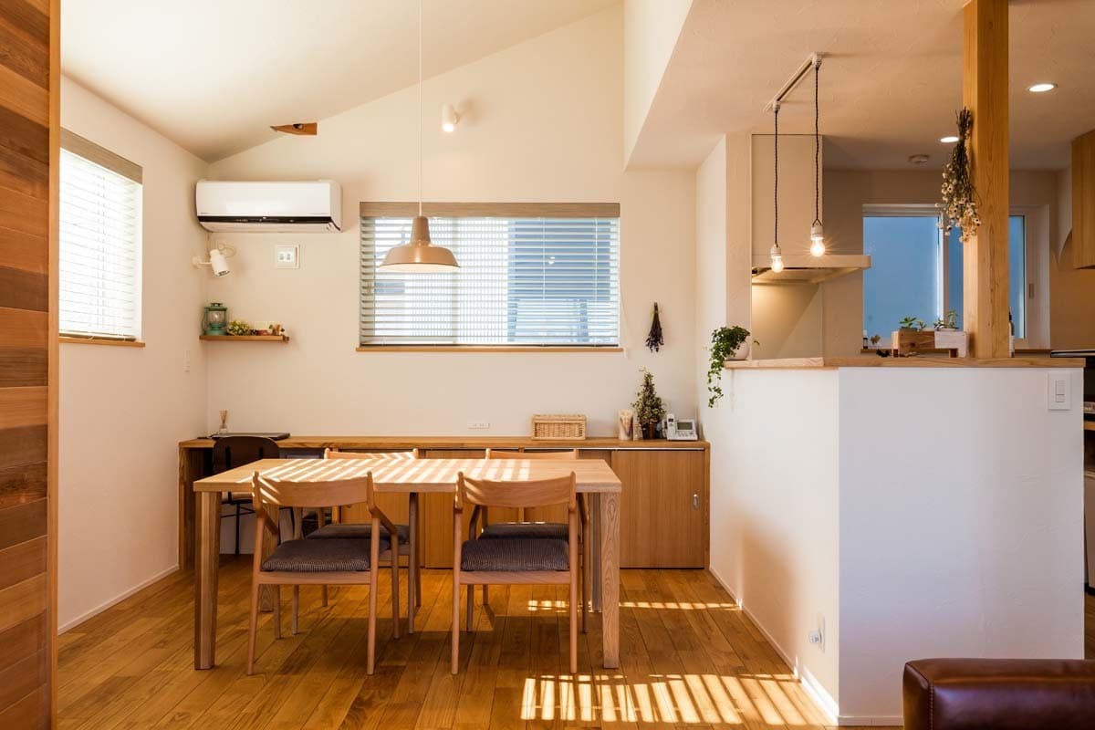 カフェ風カウンターと造作家具を合わせたダイニング