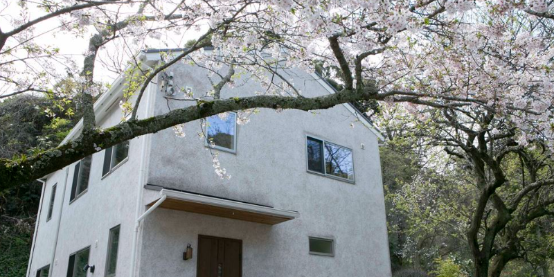 街に溶け込む美しい外観