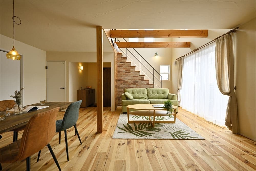 アクセント壁と無垢材の床が美しいリビングダイニング