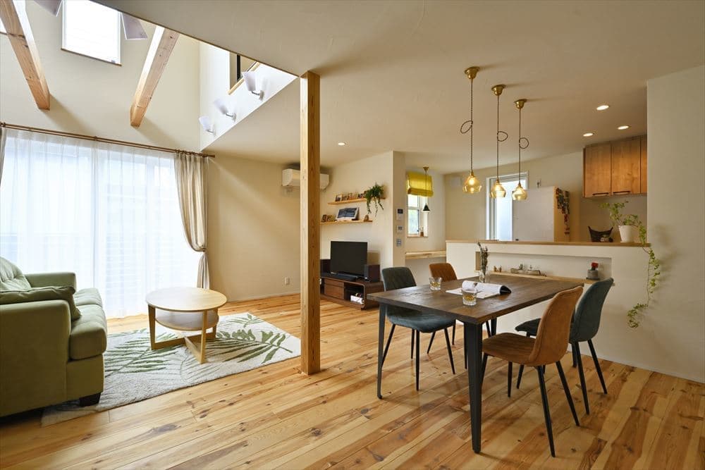 吹抜より光が降り注ぐリビングダイニング