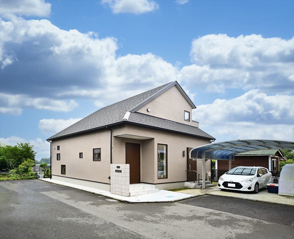 入母屋の屋根が特徴的な外観