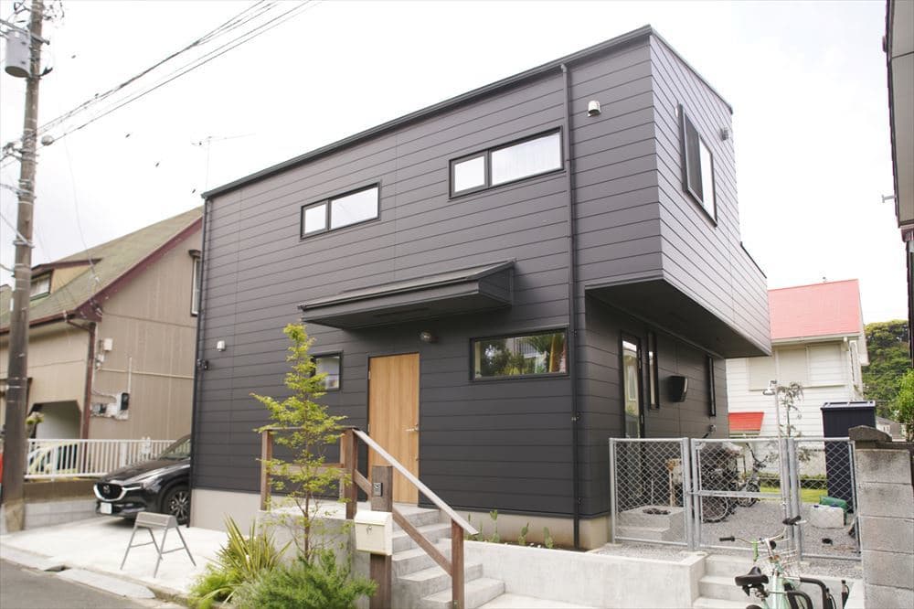 黒いガルバリウムで落ち着いたシンプルな外観