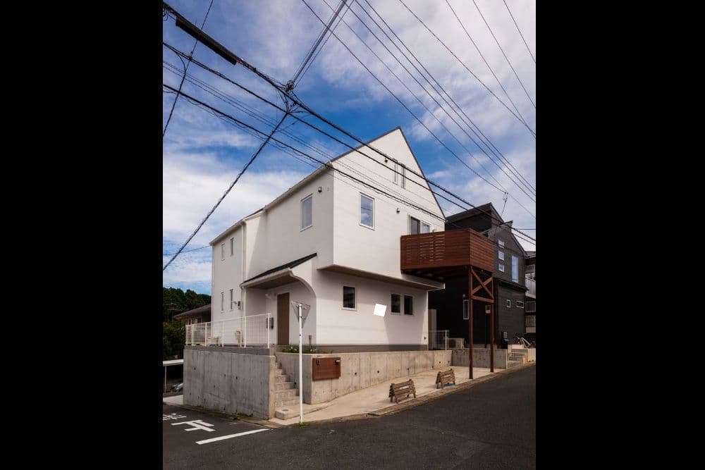 シンプルな切妻屋根の外観