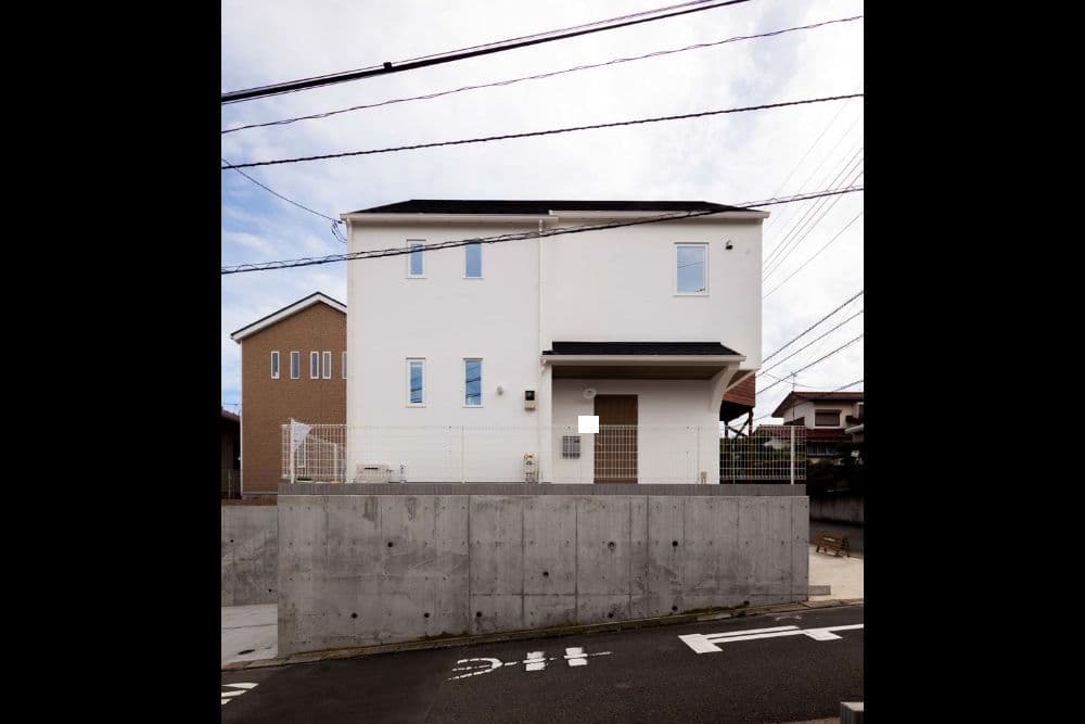 シンプルな街に溶け込む外観