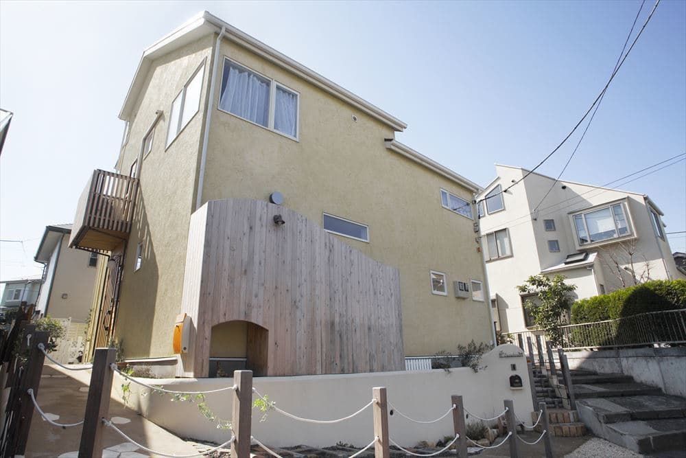 街に馴染む外壁と特徴的なアプローチ