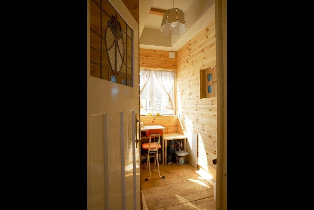 山小屋のような板張りの個室